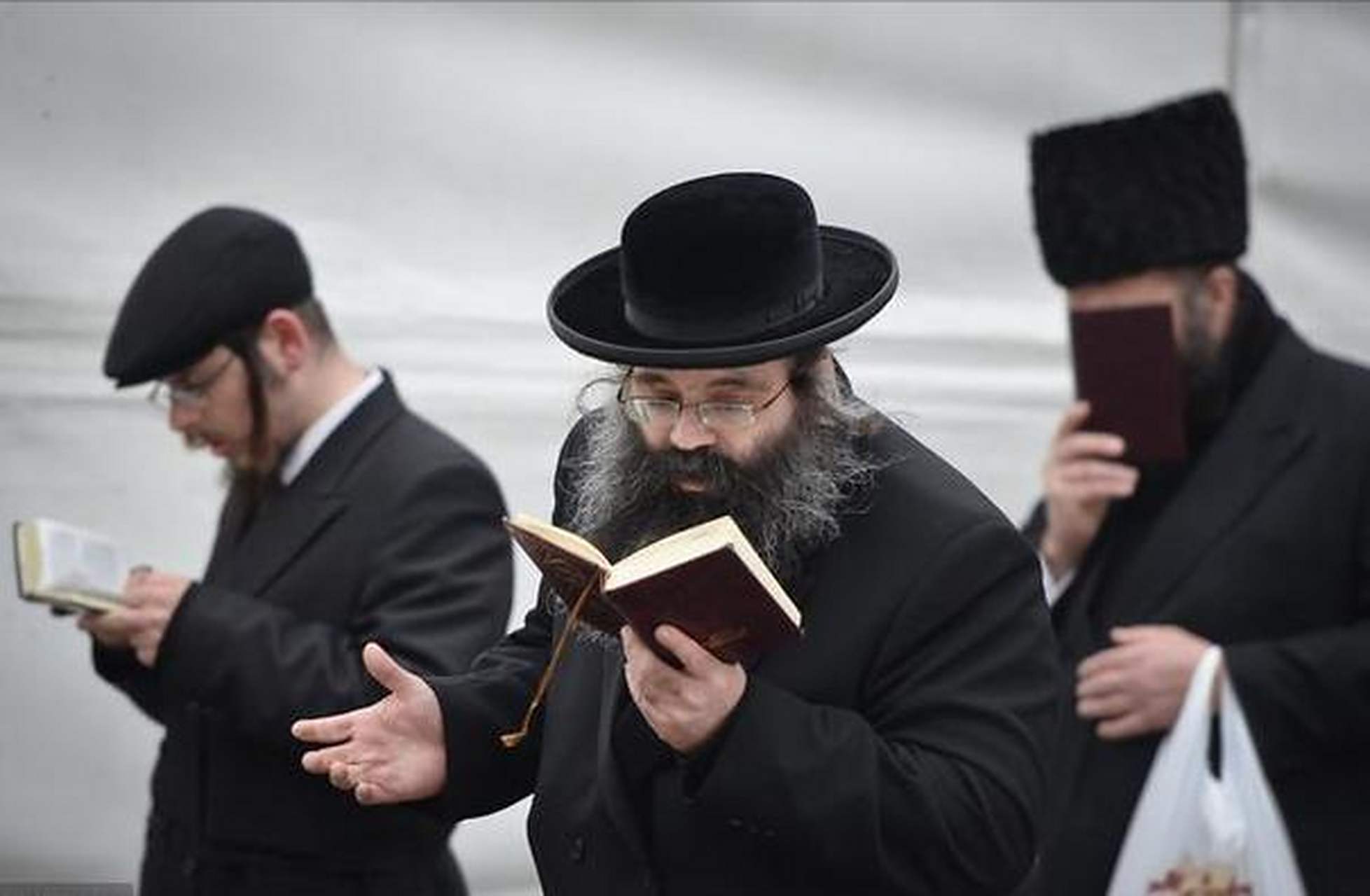 犹太教义里的不建立国家,很多人都把解读成要消除所有国家,进而认为这