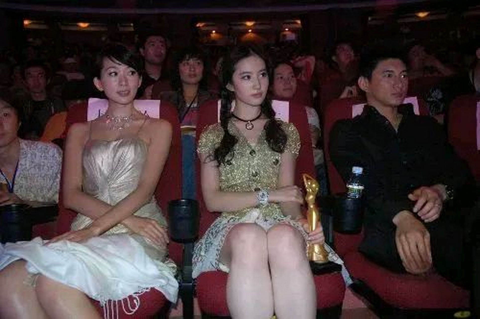 林志玲早年和刘亦菲同框合照,相差二十岁的两个女神,林志玲完全看不出