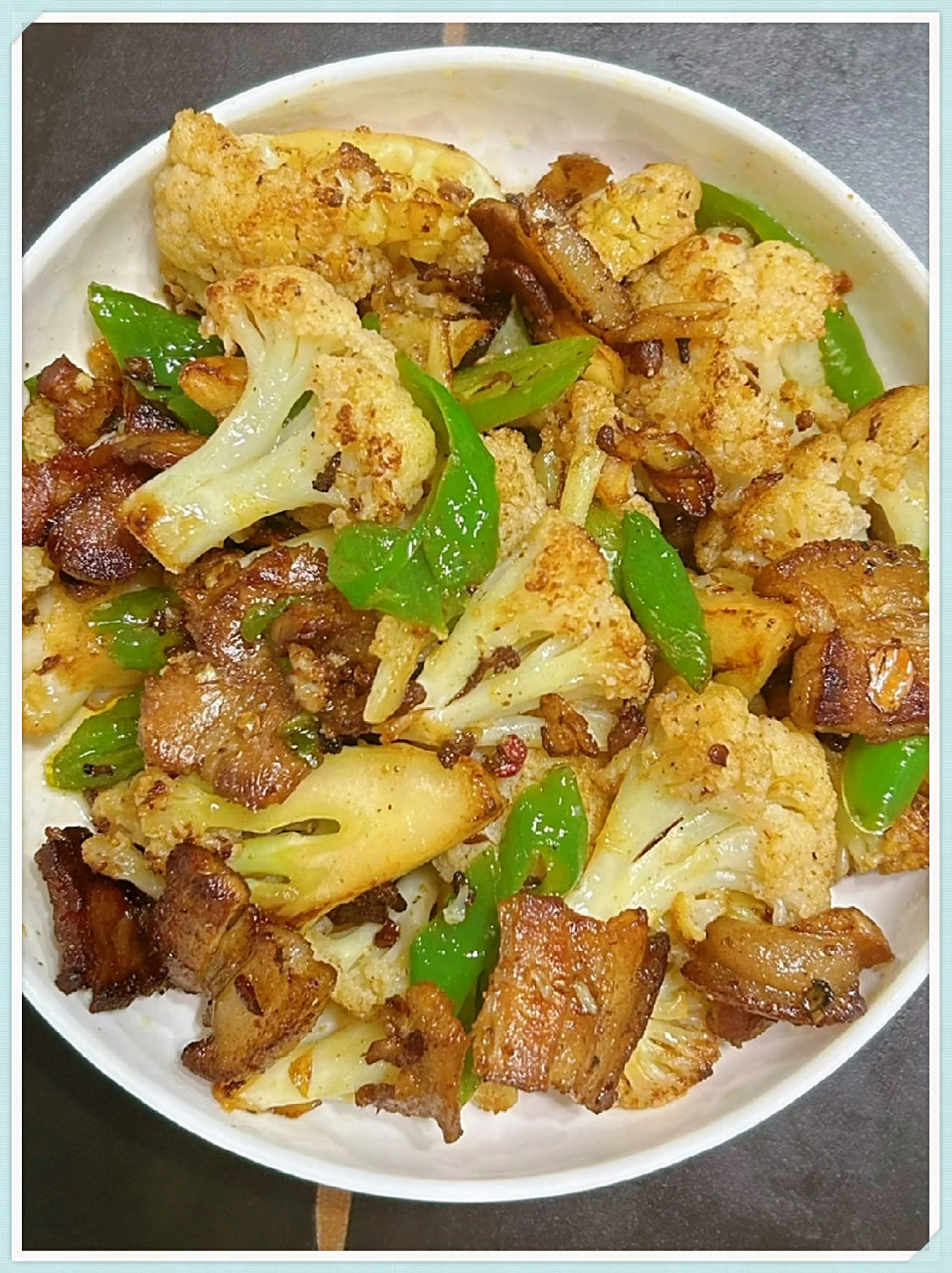 干锅花菜 巨巨巨费米饭  尝试一下这款绝品五花肉干锅花菜,美味至极