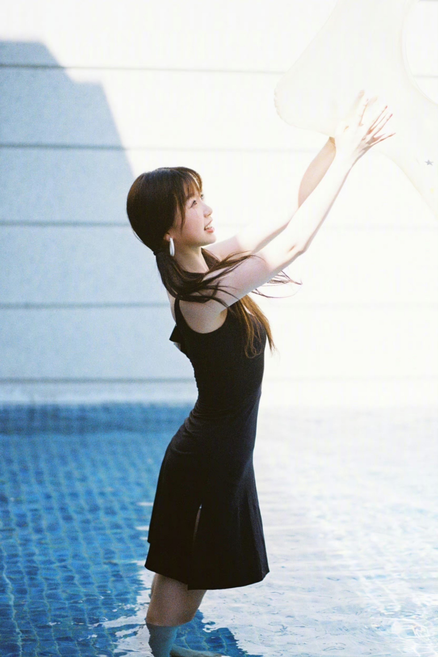 虞书欣瘦了更像"尤物女神",身穿细肩带连衣裙,身材曲线太抢镜  相信