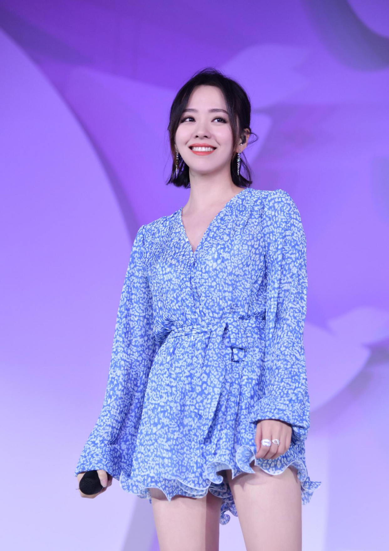 张靓颖,身材迷人,气质佳