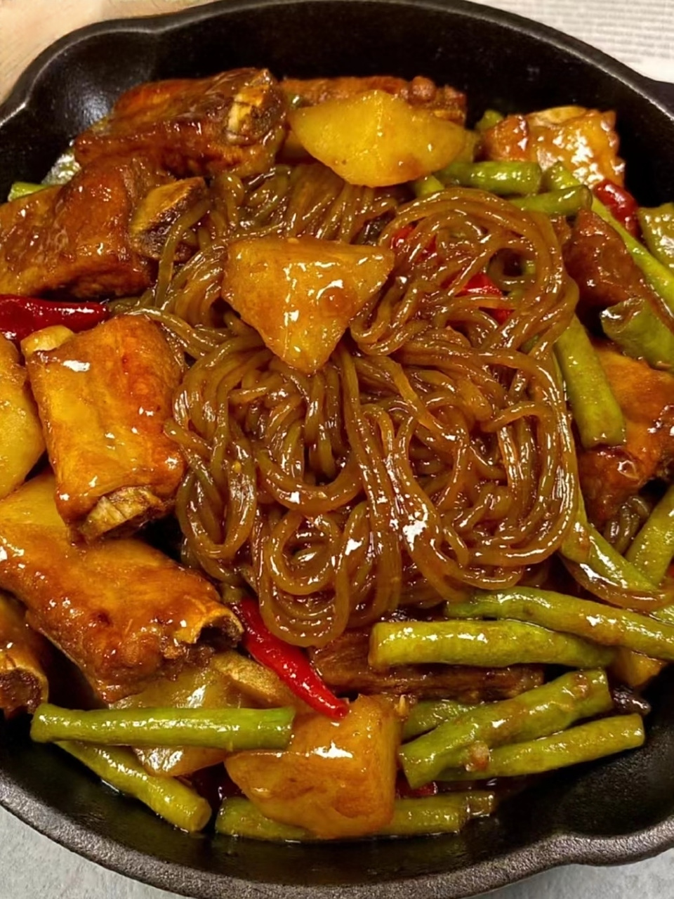 排骨炖粉条,我喜欢加点土豆和豆角进去一起炖,像这样做出来的菜荤素