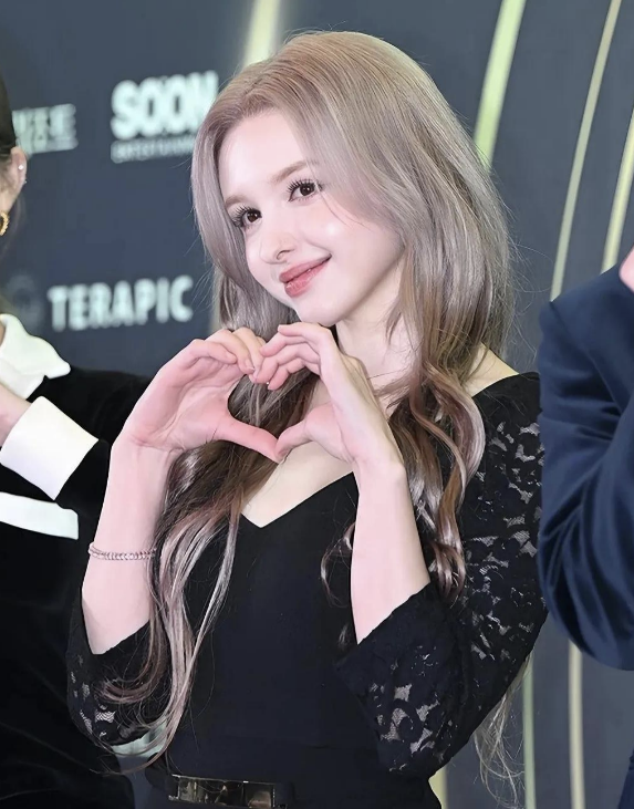 乌克兰少女模特karimova elina