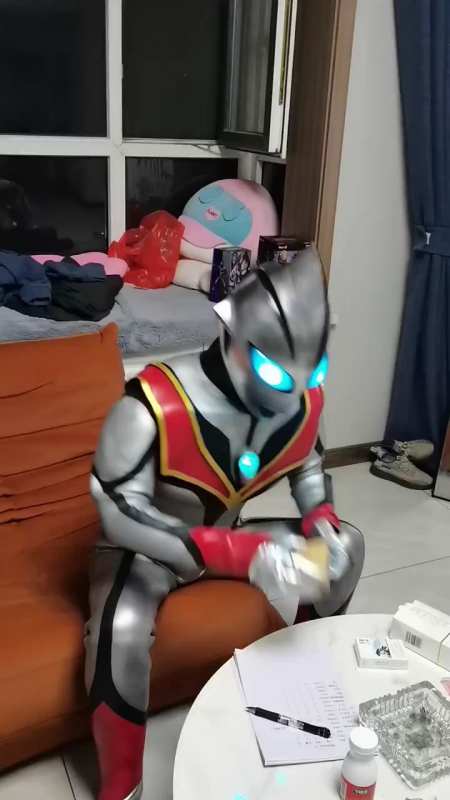 奥特曼还想吸一支烟!#破壳计划-度小视