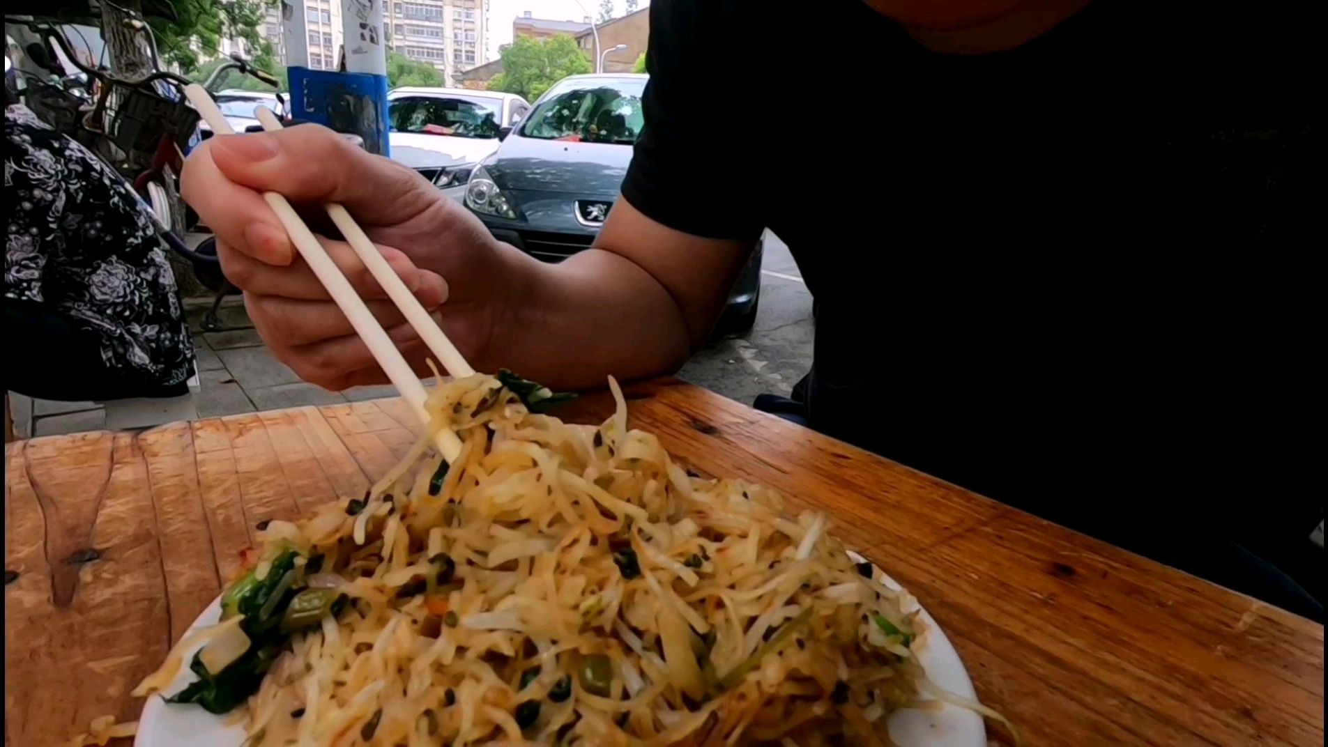 湖北云梦特色美食炒鱼面,不知别的地方有没有?一份8元吃到饱