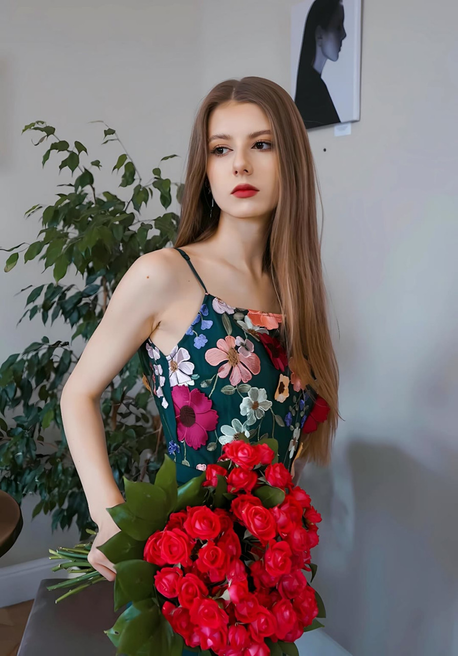 安吉里卡·科诺娃,俄罗斯女模特,因为拥有一头金色长发及丰满身材将其
