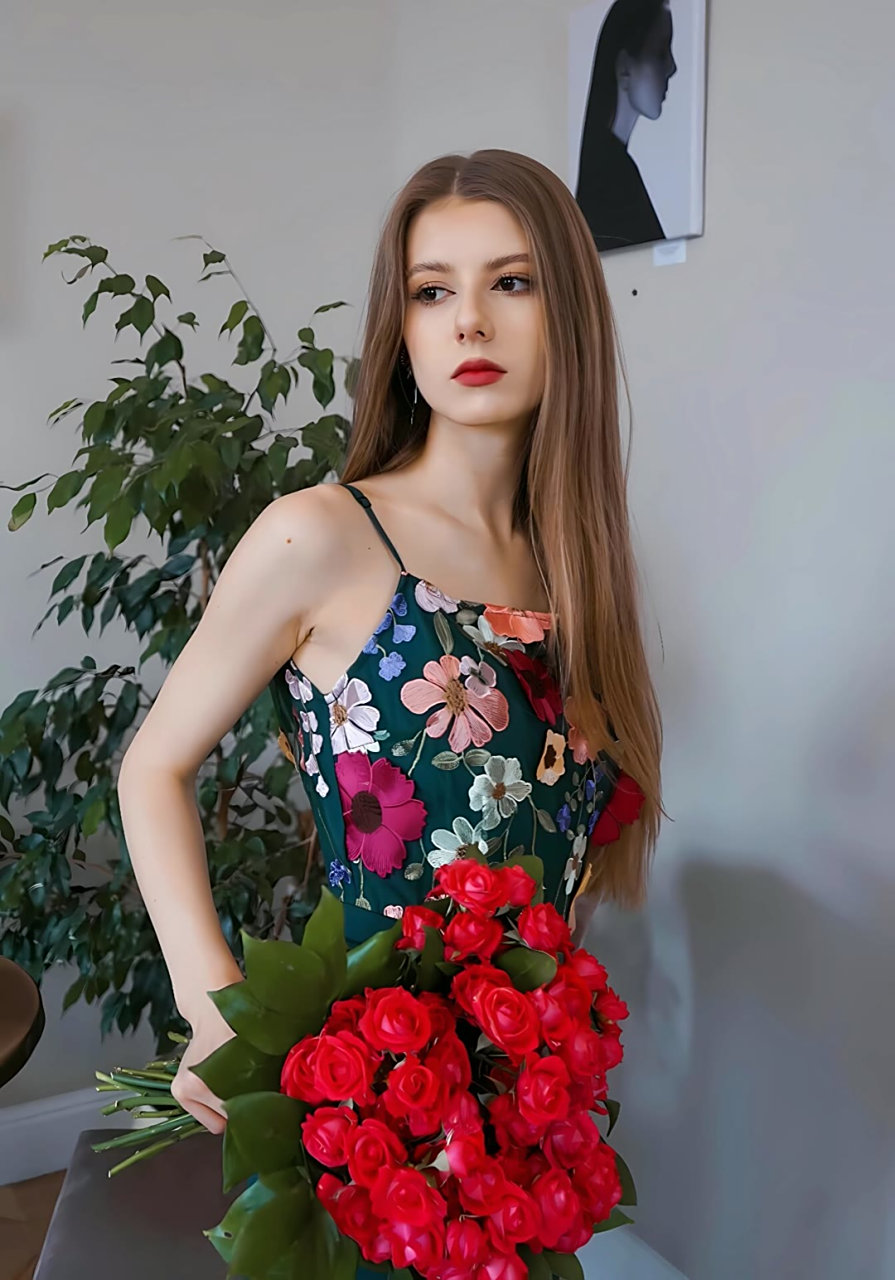 安吉里卡·科诺娃,俄罗斯女模特,因为拥有一头金色长发及丰满身材将其