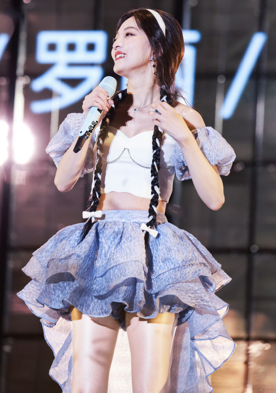 张韶涵演唱会服装,每套服装都穿有超博丝袜,魅力四射!#张韶涵演唱会