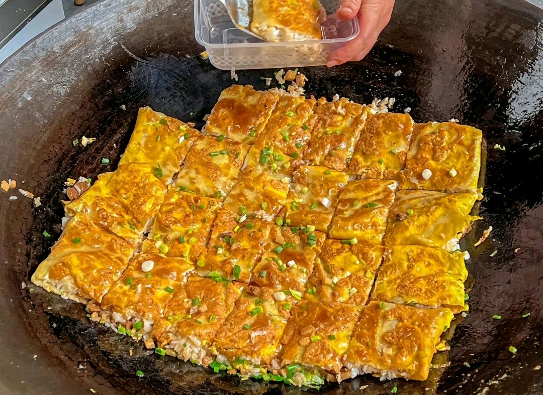 三鲜豆皮是湖北省武汉市的一道著名小吃,也是武汉人早点(武汉人称"