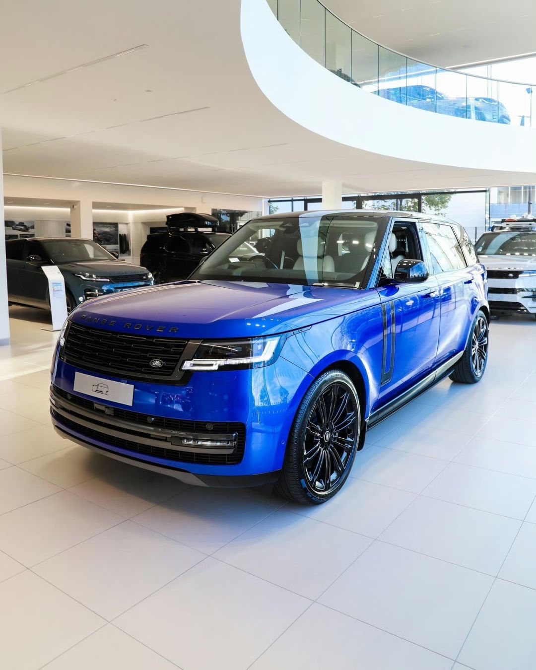 年轻气盛,路虎揽胜,行政版车型是多少男人的梦想座驾,等你赚够了200万