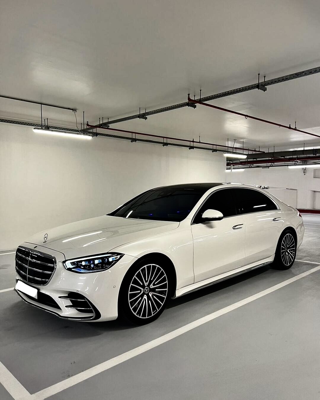 白色奔驰s级大佬通用座驾,商务与家用都是同级别车型天花板,搭配21寸