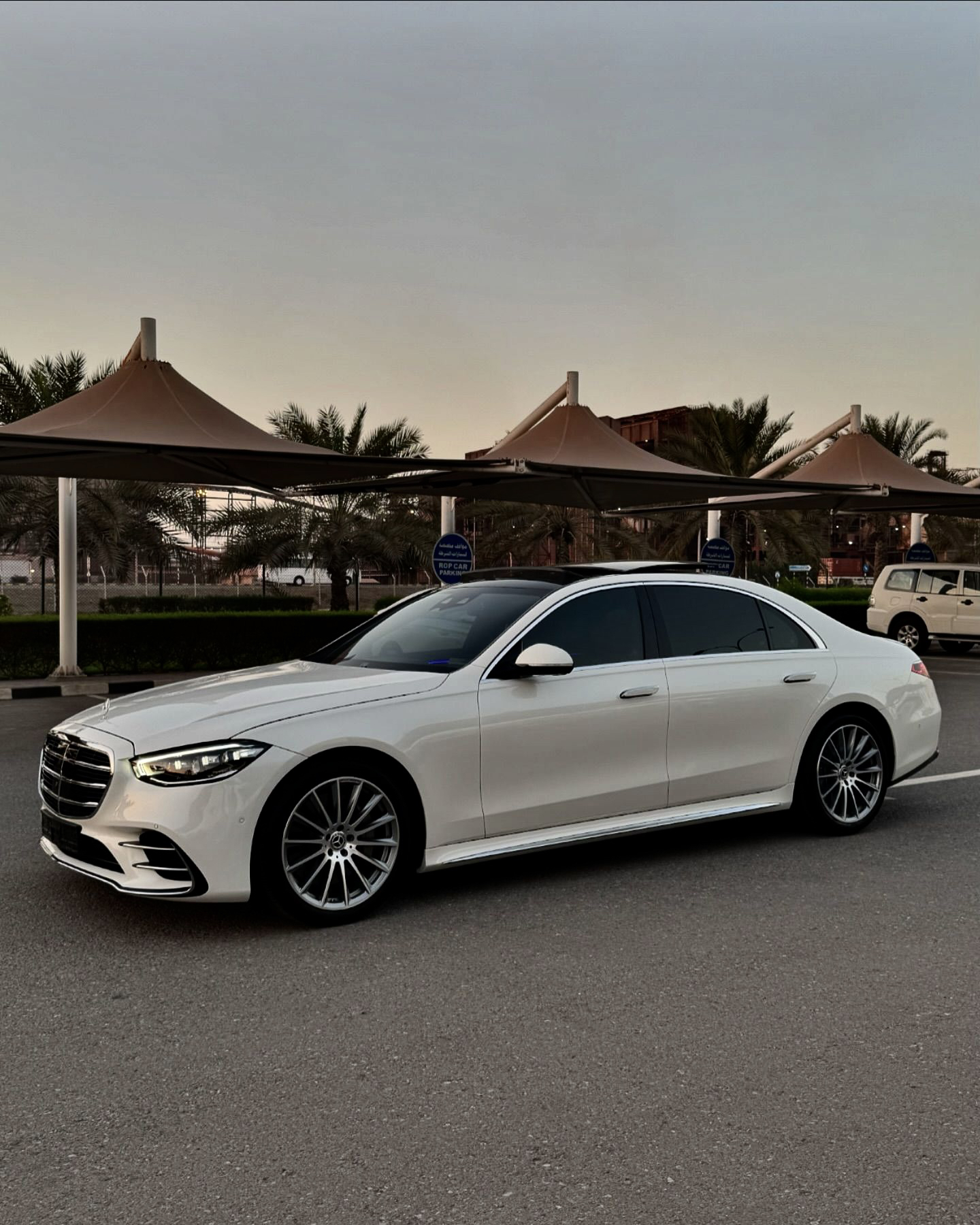 都说开白色奔驰s级的是大佬,外观优雅大气,侧面线条流畅优美,5