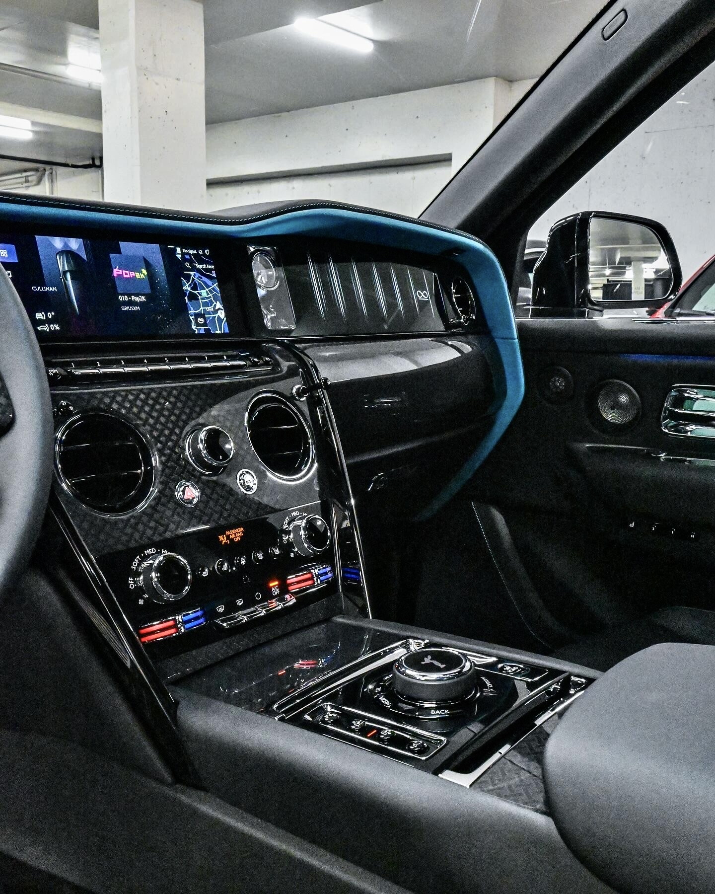 第二代劳斯莱斯库里南bb版,黑色加蓝色拼搭内饰,闪灵同款"spirit"豪华