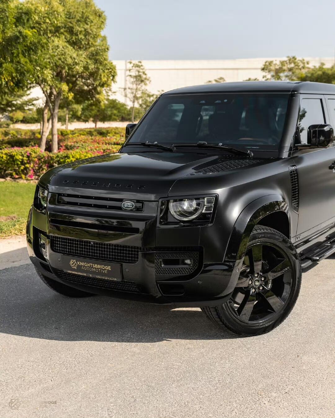 陨石黑007限量版路虎卫士110,极地虎眼led大灯,3d内嵌式尾灯,900mm