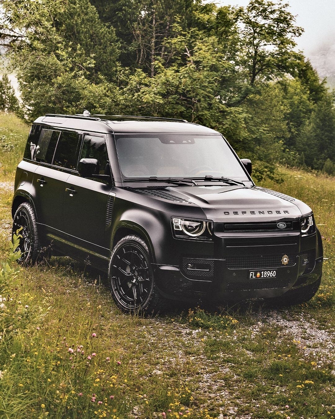 黑武士路虎卫士110,家族越野性能最强的中大型suv,外观方盒子造型设计