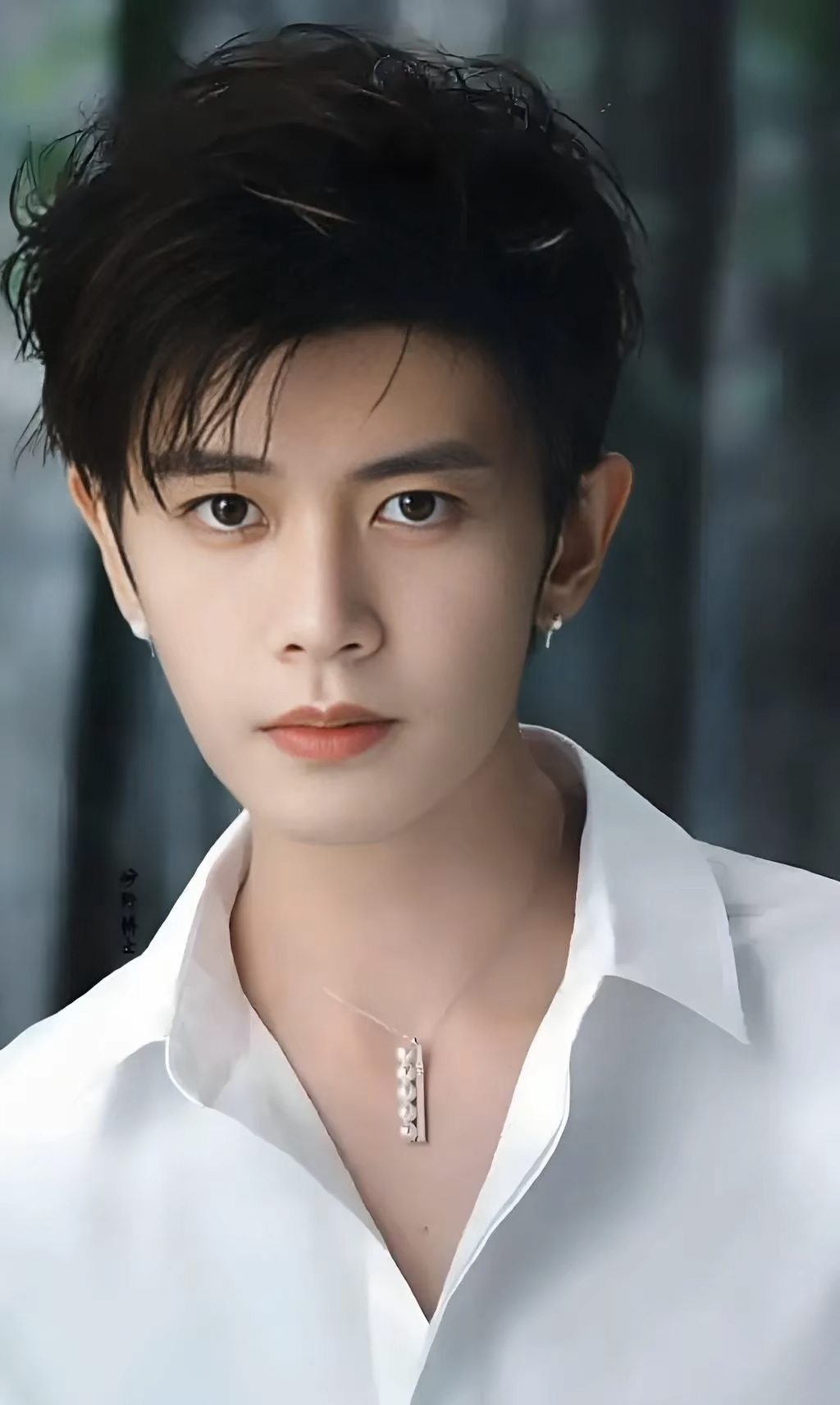 不得不说,这长得简直了 披块烂布都帅得很