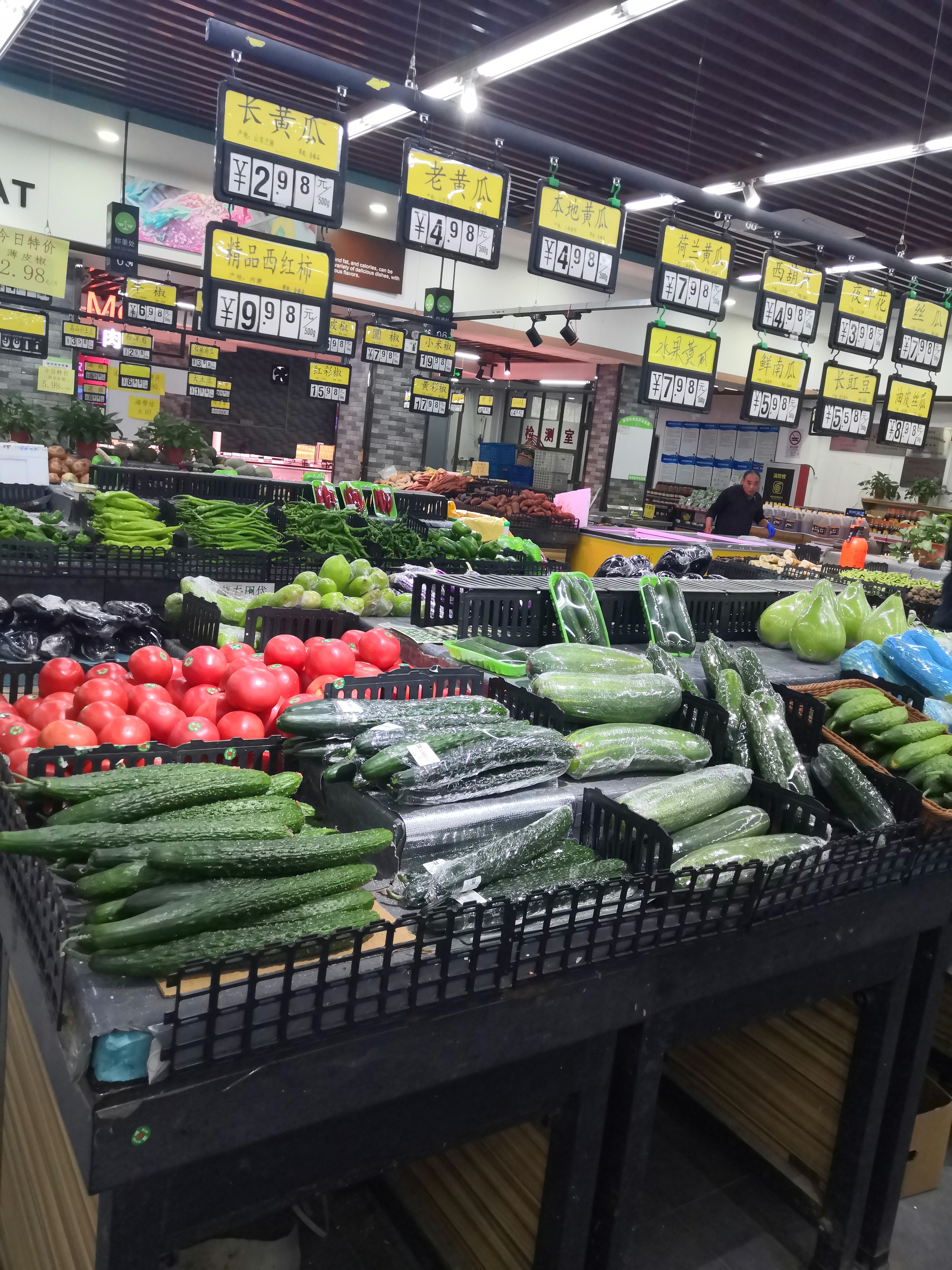 今天我到超市去买菜,发现很多蔬菜都比以前便宜多了,之前的黄瓜一直