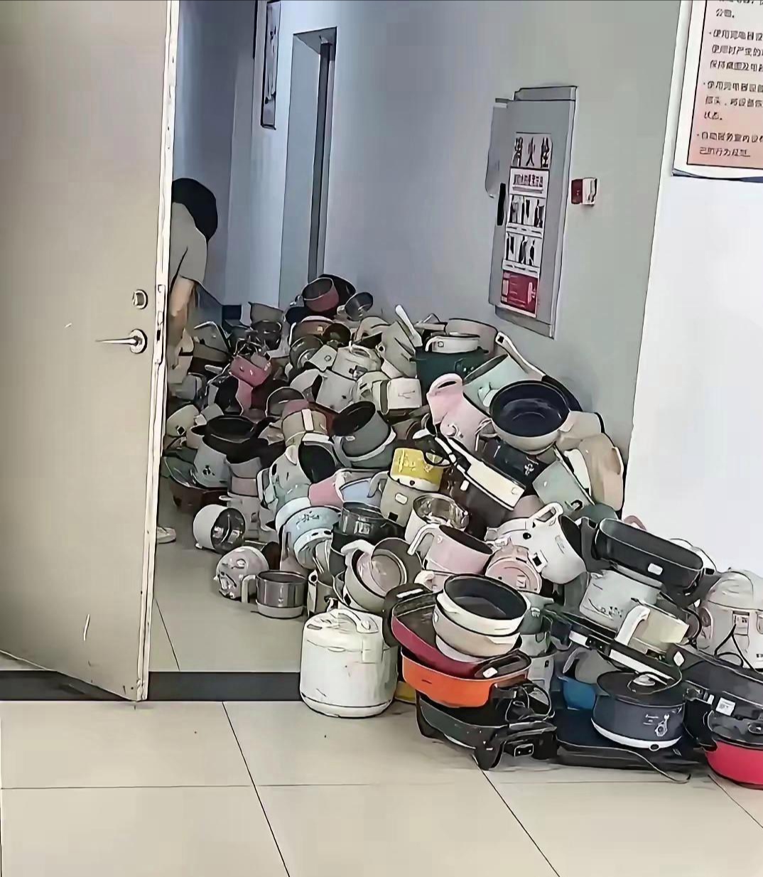 物品图片大全学生毕业就把被子用品丢弃大学宿舍违禁品大学宿舍杂物