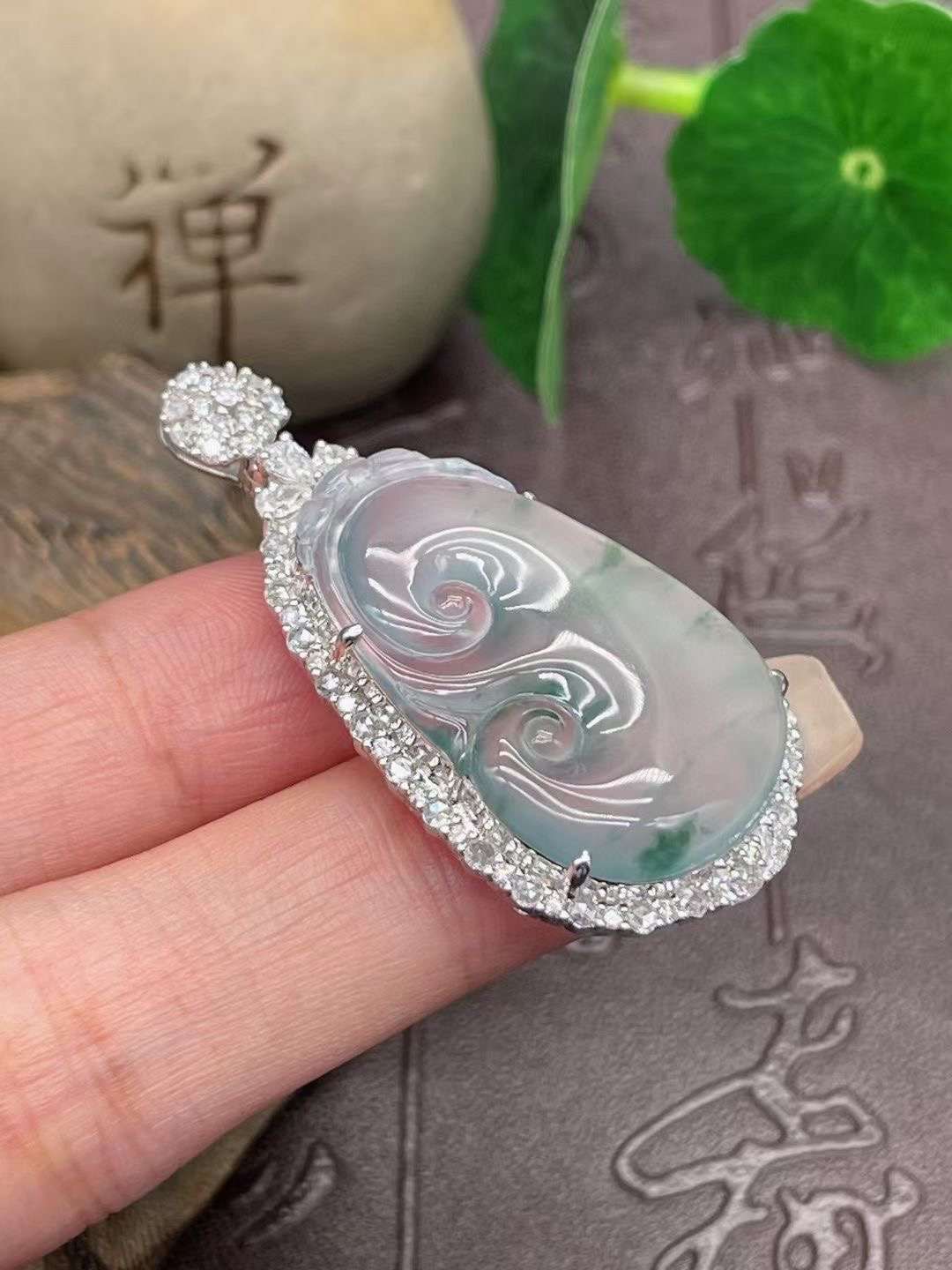 18k金镶 高冰飘花如意吊坠 冰透胶润 裸石尺寸:30.7x19.3x8