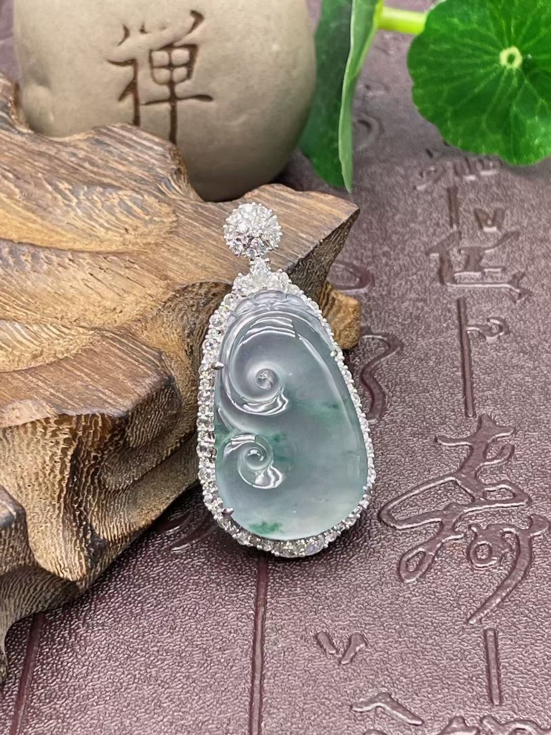 18k金镶 高冰飘花如意吊坠 冰透胶润 裸石尺寸:30.7x19.3x8