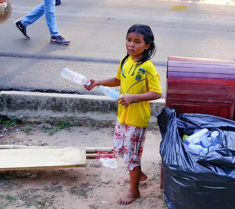 小女孩垃圾场孩子混血孤儿流落街头图片流浪小女孩街头捡瓶子的小女孩