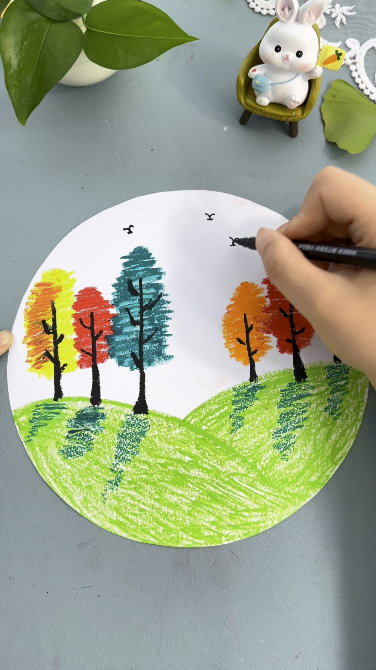 用油画棒来画一幅秋天的景色,小朋友一起来试试吧