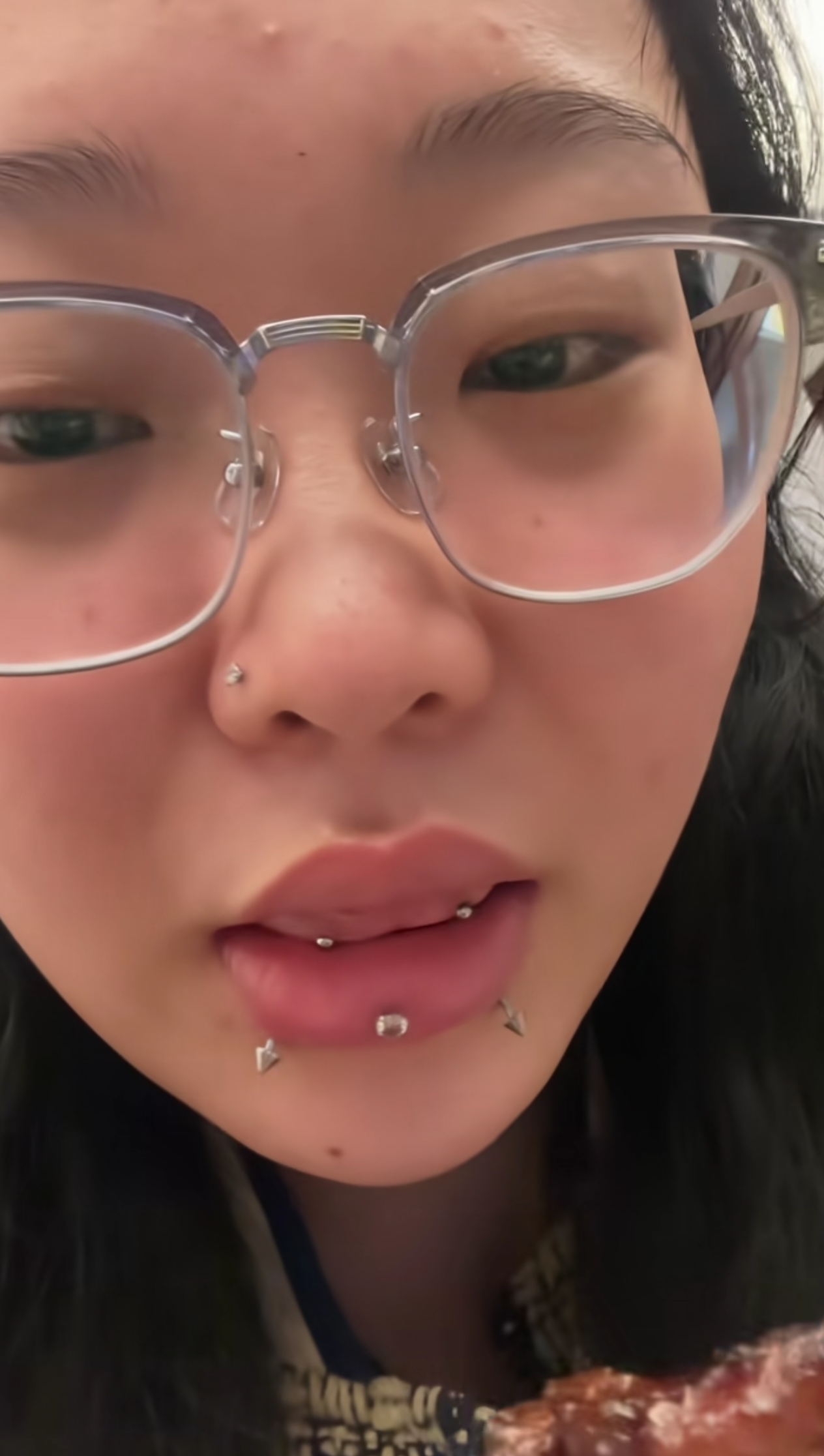 感觉舌头上的钉子是钉少了,真不好看呢