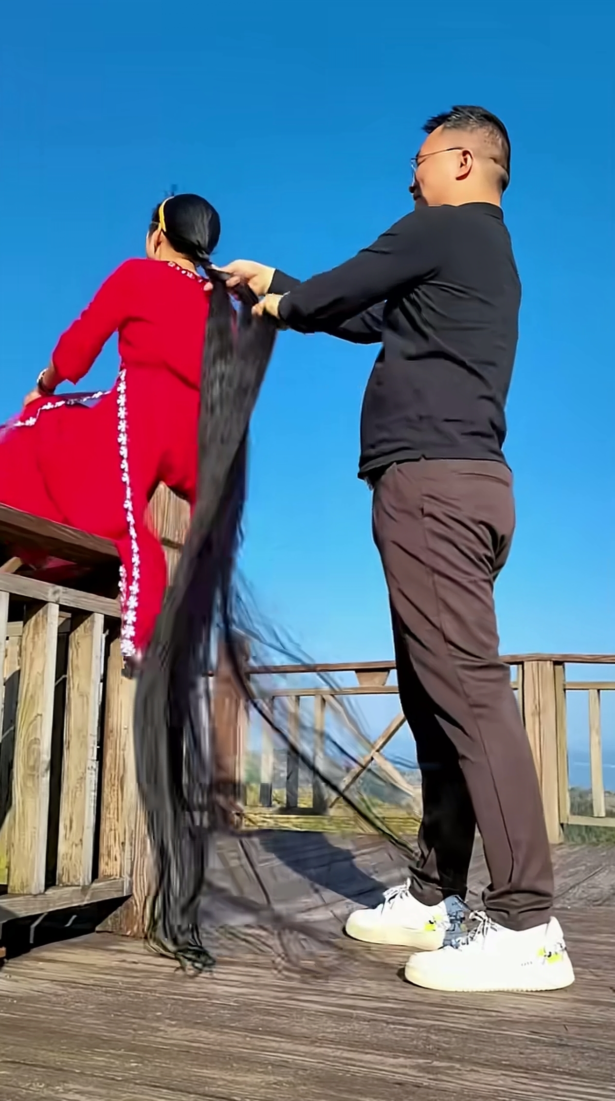 其实有长辫子不重要,重要的是人家有个好老公哎