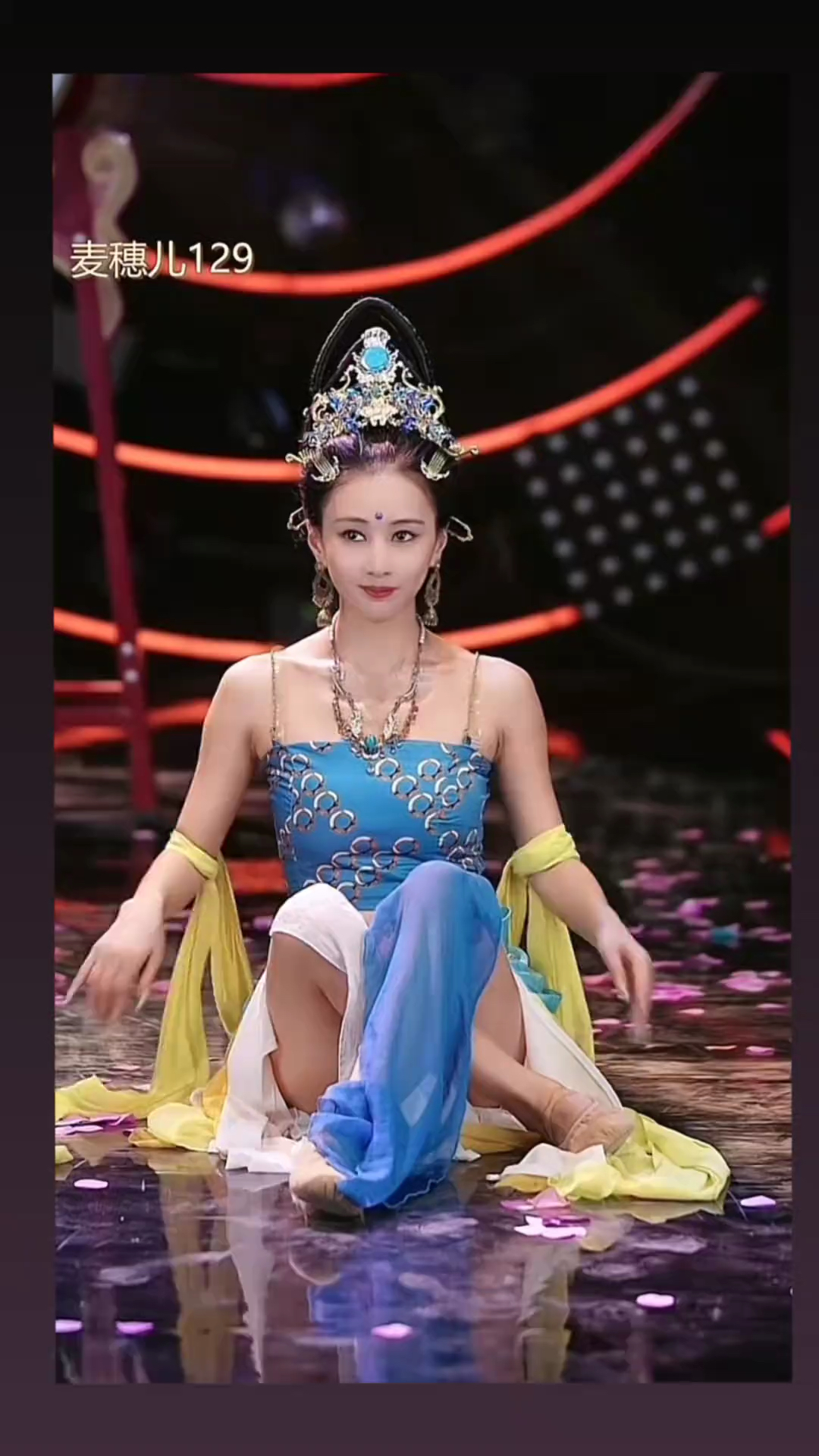 恒大歌舞团美女舞蹈舞姿翩翩