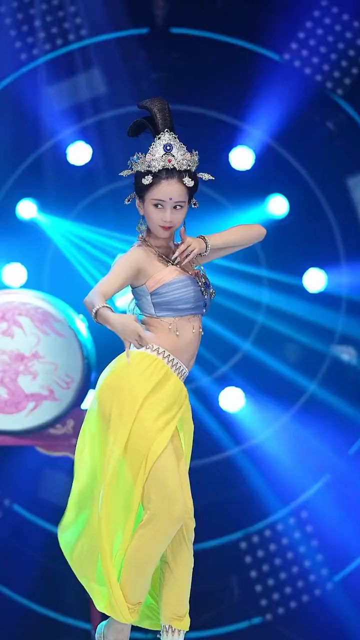 恒大歌舞团美女舞蹈舞姿妩媚