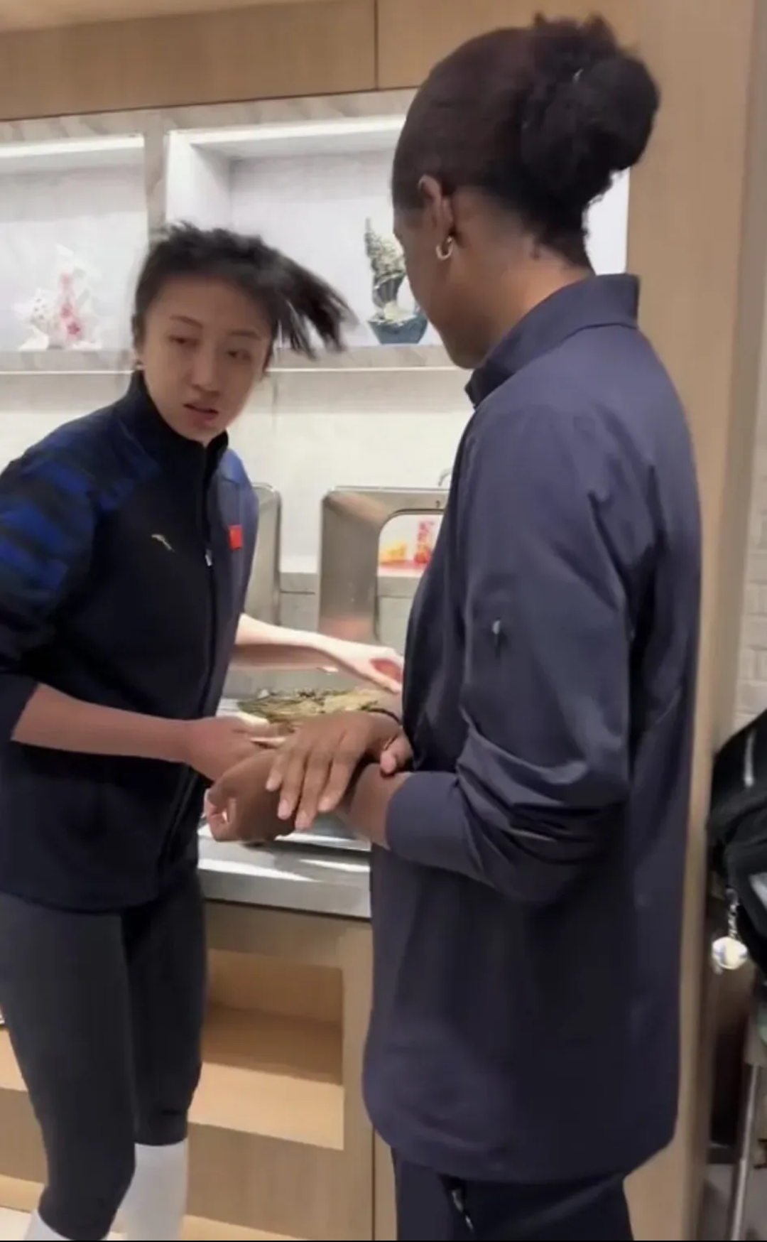 要说丁霞,那真是个特别的姑娘!