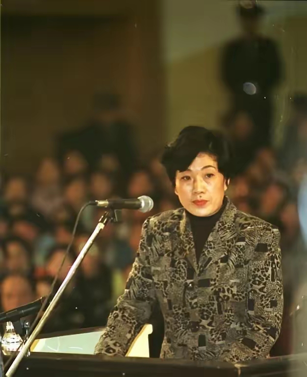 蒋艳萍1958年6月出生于湖南省茶陵县,17岁下乡插队,当时的农村条件