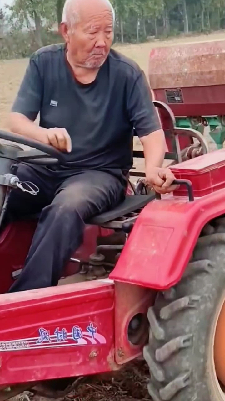 85岁老人开拖拉机播种小麦