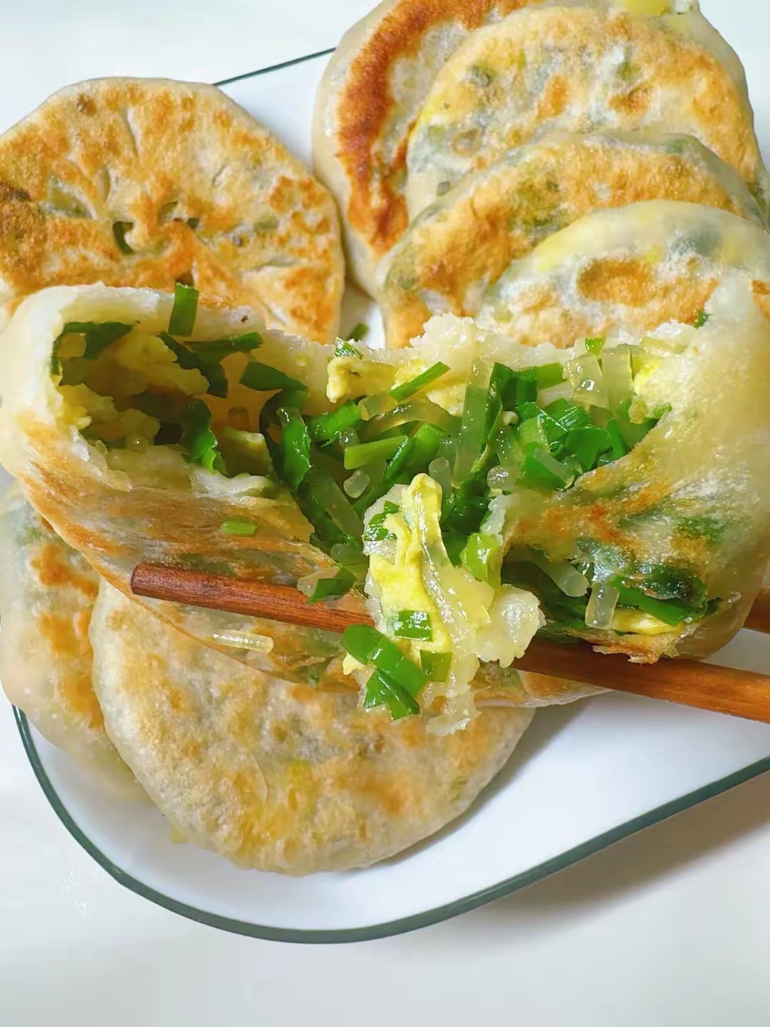 一口就爱上的韭菜盒子,皮薄馅大,给肉都不换