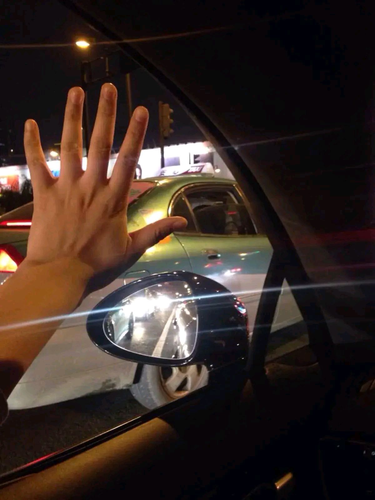 我一个姐妹驾照给吊销了,车子在省城,老公去东南亚