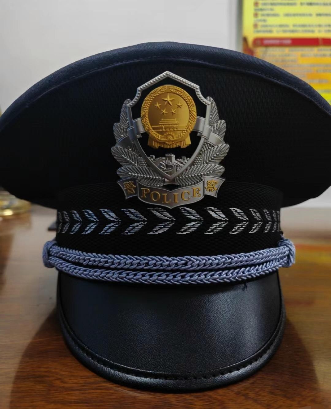 新式警帽太漂亮太大气了,颜色不再是传统的黑白沉闷色,采用了国际通用