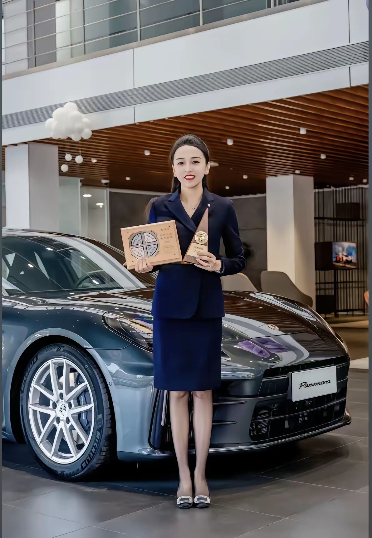 就没见过大腹便便的中年油腻大叔,看来保时捷是很受年轻女性欢迎的,!