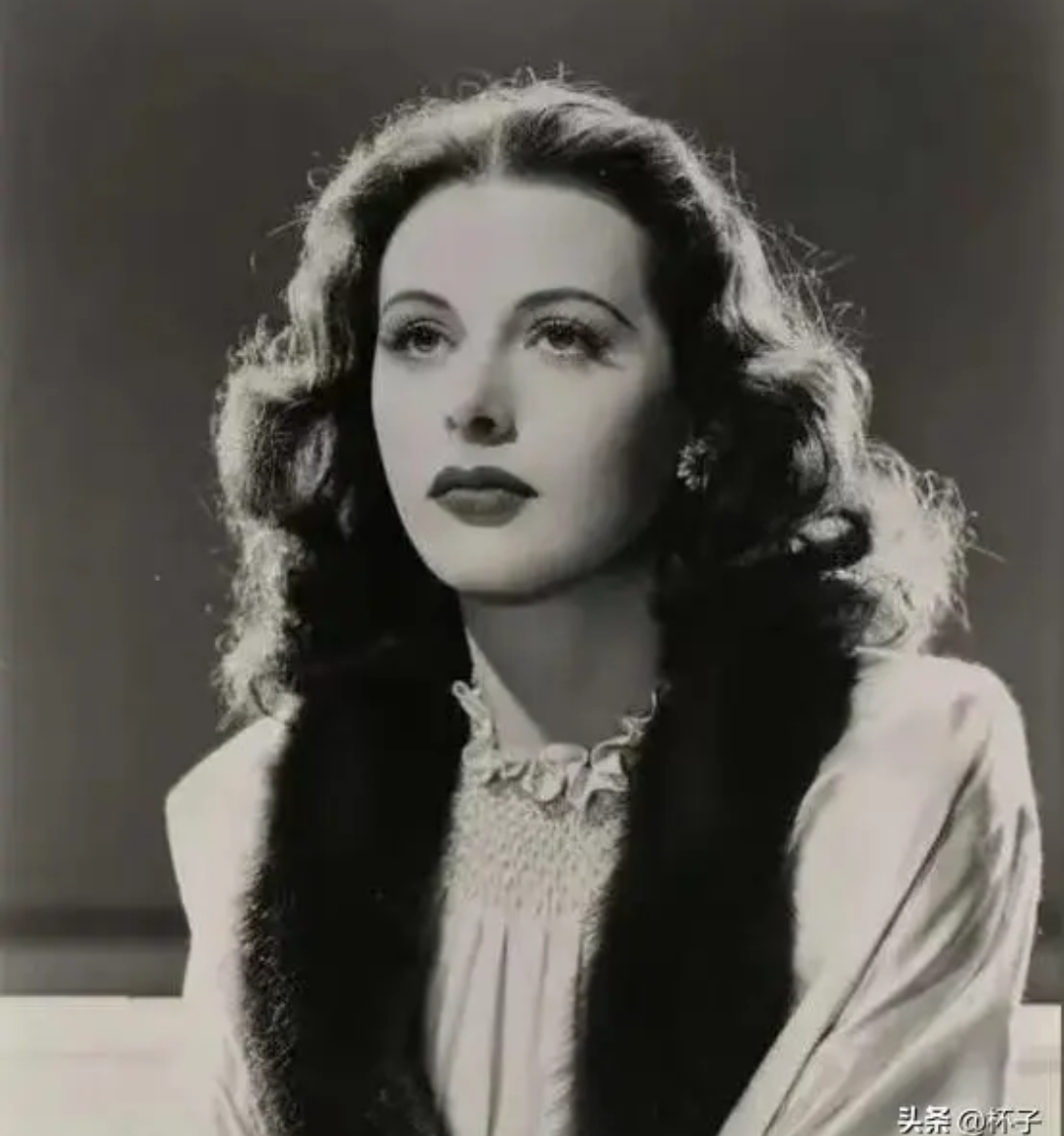 从前,有个犹太女人,遭到丈夫抛弃,但她不哭也不闹,却买了一群鸽子在家