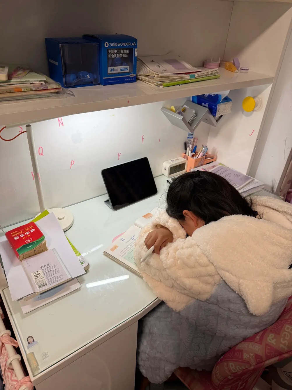 晚上 5 点半才放学,等 6 点匆匆吃完晚饭,就马不停蹄地开始写作业