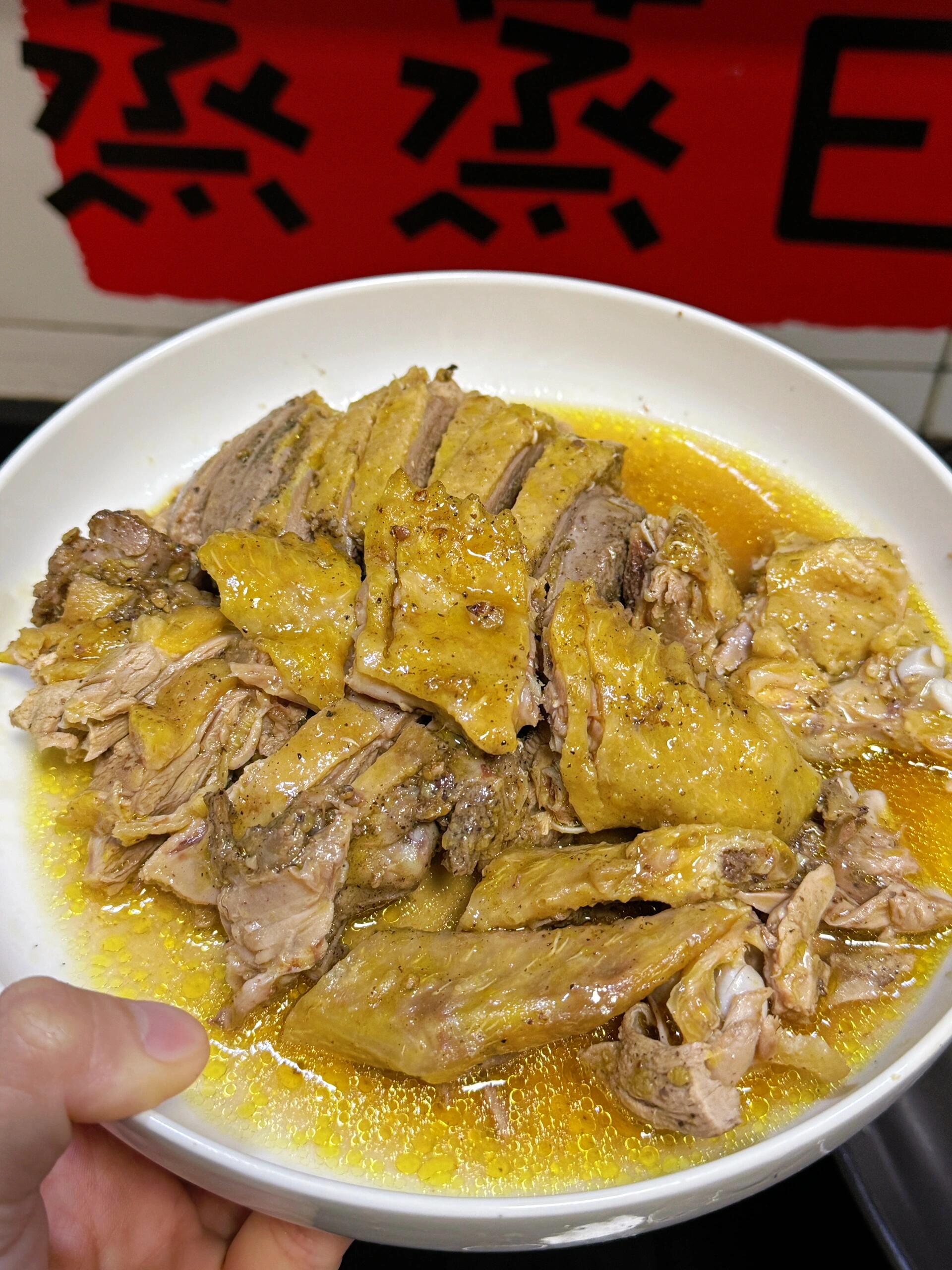 改良了一下做法,原做法是用生胡椒和盐,山茶油直接腌制鸭,然后去蒸