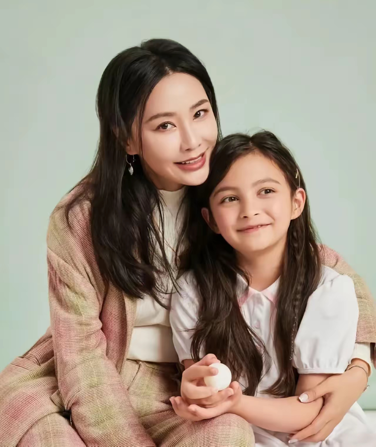 两人生有两个混血宝宝,理论上还有马雅舒还有一个继女叫阿迪雅,但一直