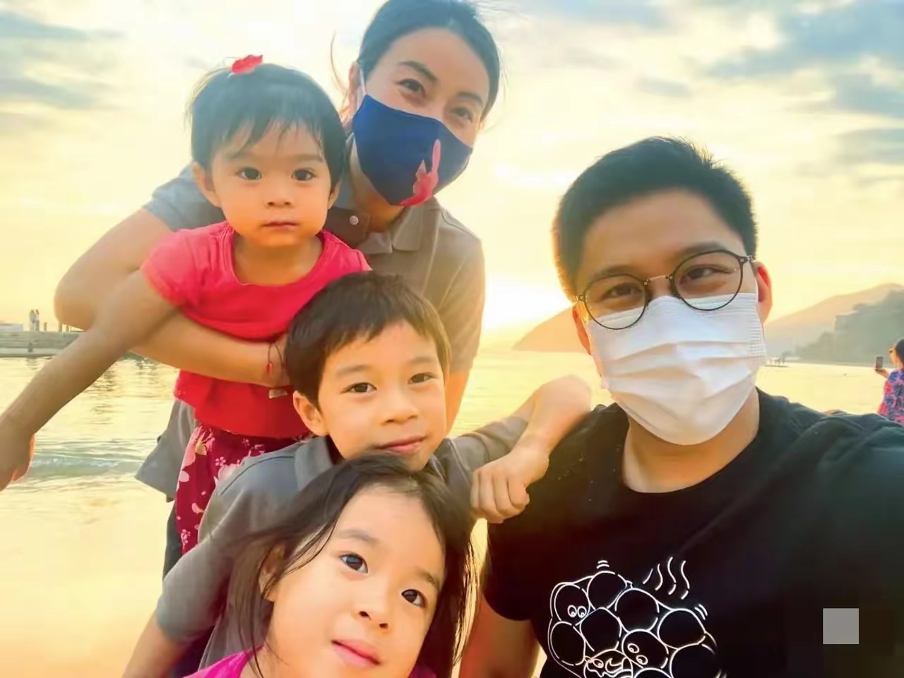 霍启刚带娃玩霍启刚关爱郭晶晶的经典图片霍中曦霍中妍霍中怡霍启刚