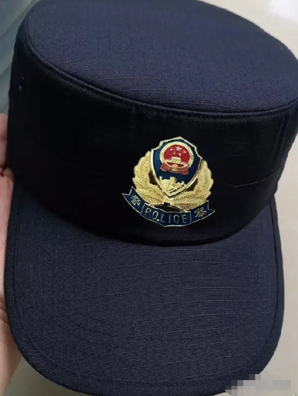 不少网友评论喜欢第一款,因为是金色 红色盾牌,国徽颜色很正