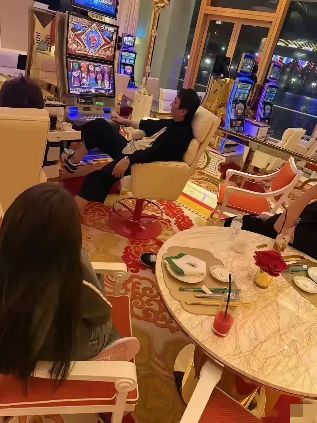 他多次被拍在澳门玩赌博机而且随便玩一场下来输的钱可能相当于普通