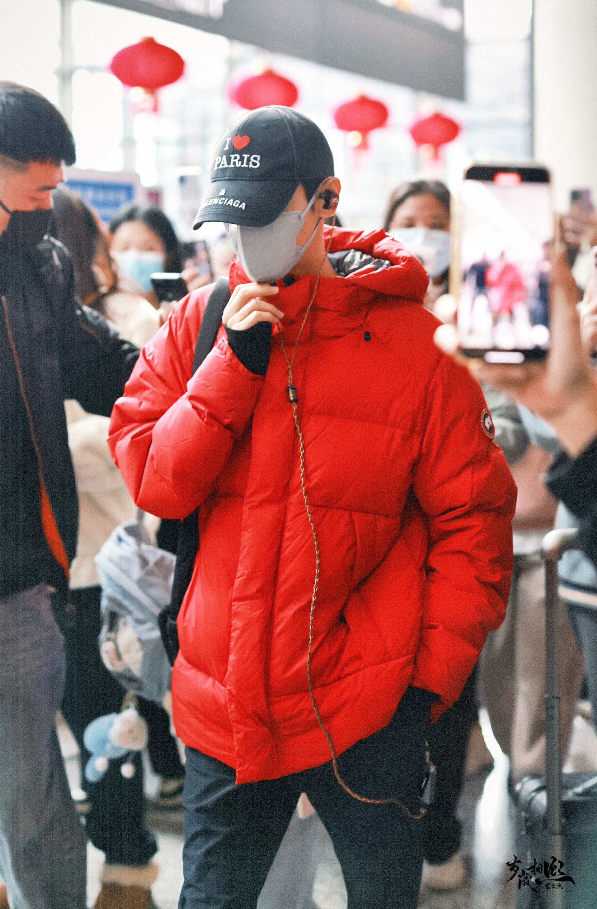 罗云熙最新机场图来了,一身红色羽绒服,新的一年要红红火火,祝明天