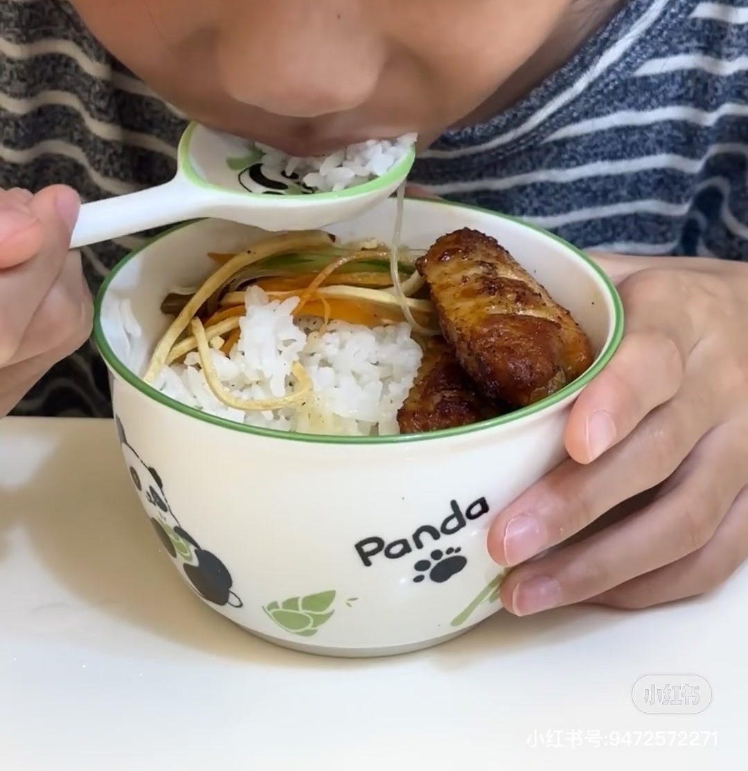 他对吃饭毫无热情,还特别挑食
