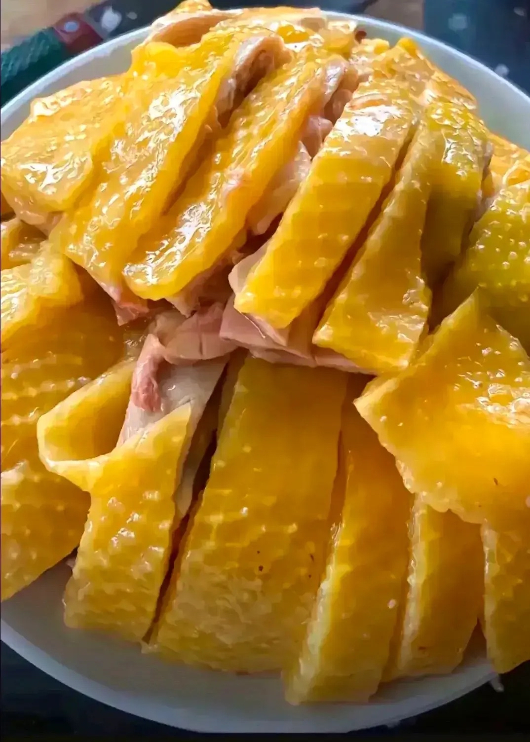 拿来放进水里面煮,再做成白切鸡,口感非常好,滑嫩板鸡板鸡图片五彩