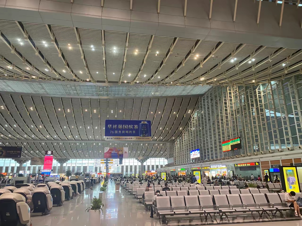 厦门北站,宏伟大气,给你点赞 今天由涵江来到厦门北,候车室与别处不一