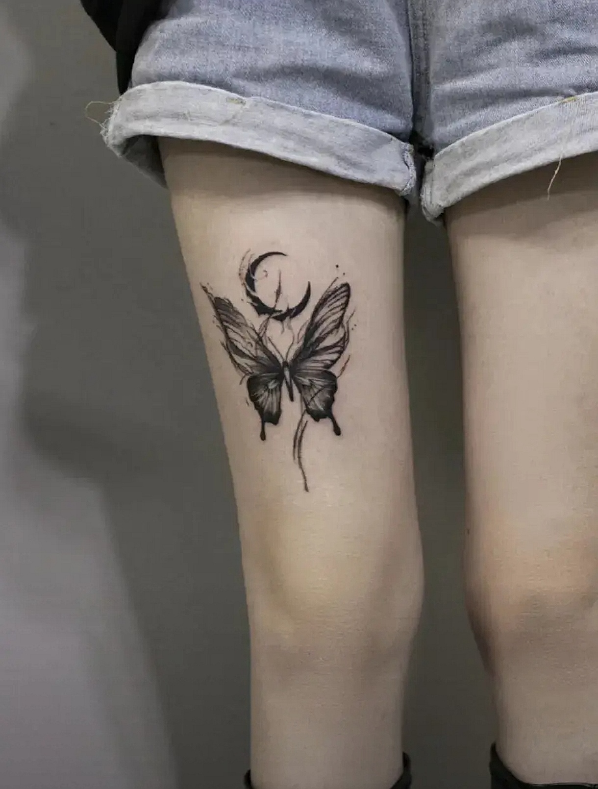 他注意到了我小腿上的一处纹身后……