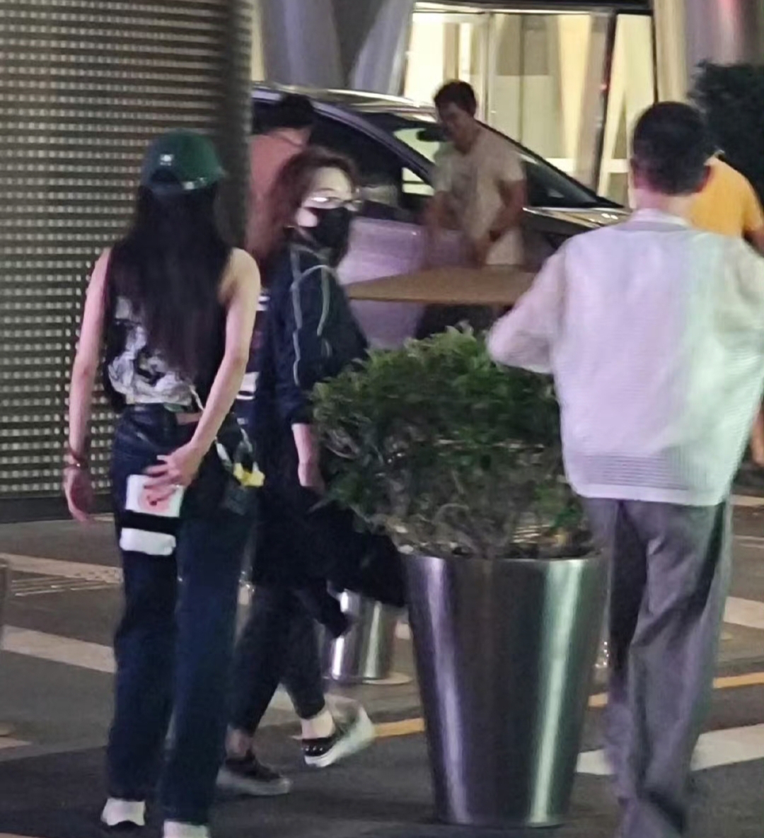 杨幂直播首秀美貌亲民惊呆网友